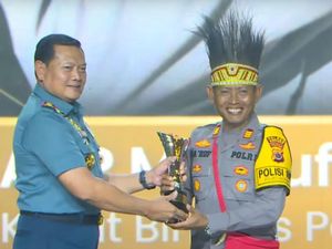Momen Panglima TNI Serahkan Trofi ke Penerima Hoegeng Awards AKP Makruf Momen Panglima TNI Serahkan Trofi ke Penerima Hoegeng Awards AKP Makruf