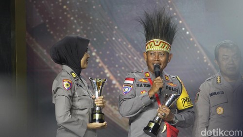 Penerima Hoegeng Awards 2023, Polisi Tapal Batas dan Pedalaman: AKP Makruf Suroto bersama Polisi Pelindung Perempuan dan Anak: AKP Yuni Utami