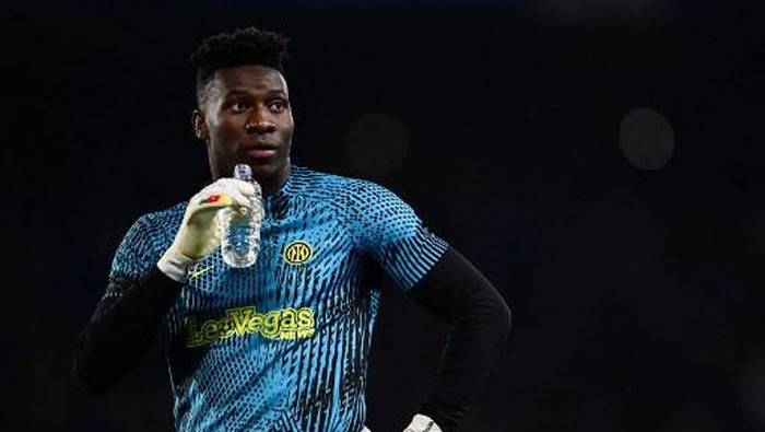 Inter Milans Cameroonian goalkeeper #24 Andre Onana warms up ahead of the UEFA Champions League final football match between Inter Milan and Manchester City at the Ataturk Olympic Stadium in Istanbul, on June 10, 2023. (Photo by Marco BERTORELLO / AFP)