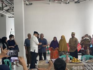 Kunjungi Kampung Susun Akuarium, Anies Bagikan Oleh-oleh dari Tanah Suci Kunjungi Kampung Susun Akuarium, Anies Bagikan Oleh-oleh dari Tanah Suci
