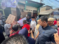 Anies Sambangi Kampung Tanah Merah, Warga Bentang Tulisan Presiden 2024