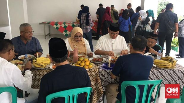 Bakal capres dari Koalisi Perubahan untuk Persatuan, Anies Baswedan makan siang bersama warga Kampung Susun Akuarium, Jakarta Utara, Jumat (14/7).