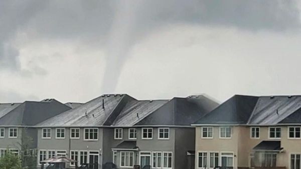 Angin Tornado Gulung Permukiman di Kanada