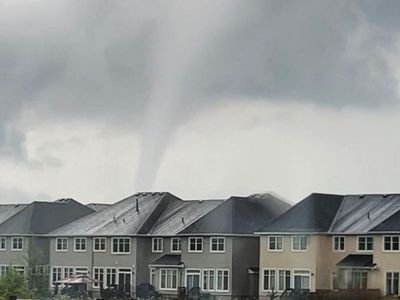 Angin Tornado Gulung Permukiman di Kanada
