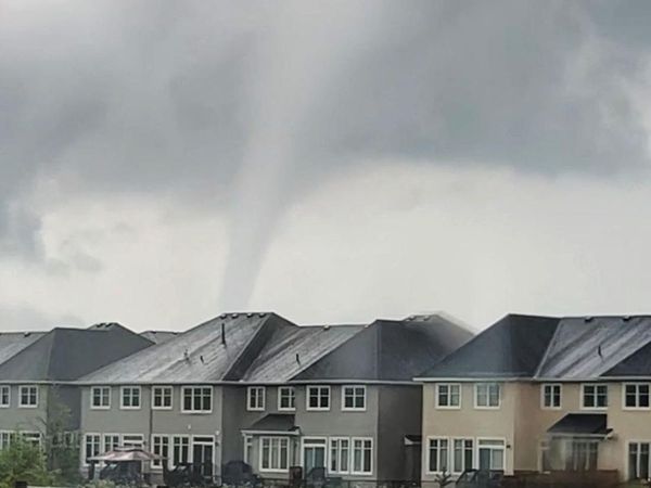 Angin Tornado Gulung Permukiman di Kanada