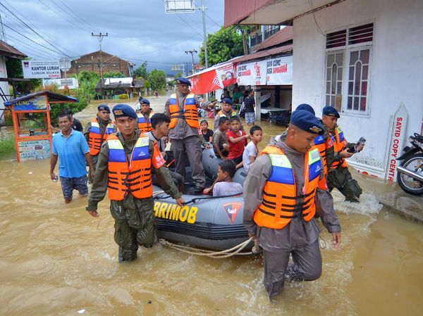 Penampakan Banjir Imbas Hujan Deras di Padang