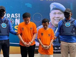 Truk Terguling di Selat Bali-Youtuber Bobon Santoso Viral Diborgol BNN