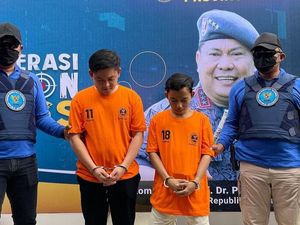 YouTuber Bobon Santoso Berbaju Tahanan-Diborgol di Bali Ternyata Cuma Konten YouTuber Bobon Santoso Berbaju Tahanan-Diborgol di Bali Ternyata Cuma Konten