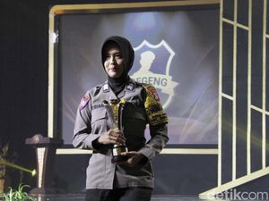 Brigadir Fitriani Selalu Siap Siaga Bantu Warga Desa Haringen Barito Timur Brigadir Fitriani Selalu Siap Siaga Bantu Warga Desa Haringen Barito Timur