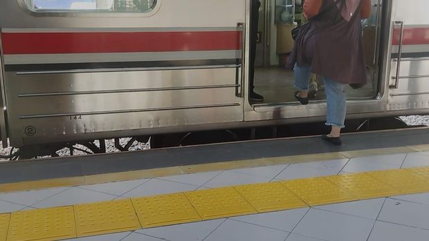 Celah antara peron dan KRL di Stasiun Sudirman (Kurniawan Fadilah-detikcom)