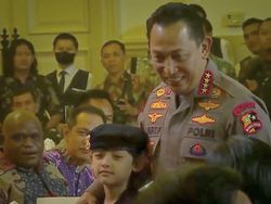 Cicit Hoegeng Beri Hadiah ke Kapolri di Hoegeng Awards 2023