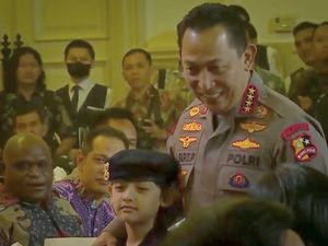 Cicit Jenderal Hoegeng Beri Hadiah ke Kapolri di Hoegeng Awards 2023 Cicit Jenderal Hoegeng Beri Hadiah ke Kapolri di Hoegeng Awards 2023
