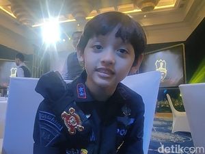 Kesan Cicit Jenderal Hoegeng Bertemu dan Beri Hadiah ke Kapolri