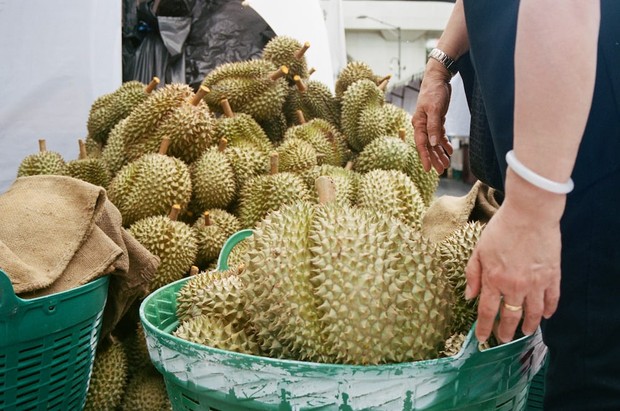 Cium aroma durian/Foto: Unsplash.com/Rach Teo Untuk mengetahui durian yang enak, cium aroma durian.