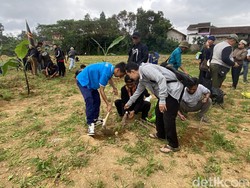 Cara Unik Warga Sukabumi Protes Lapangan Rusak gegara Proyek Jalan