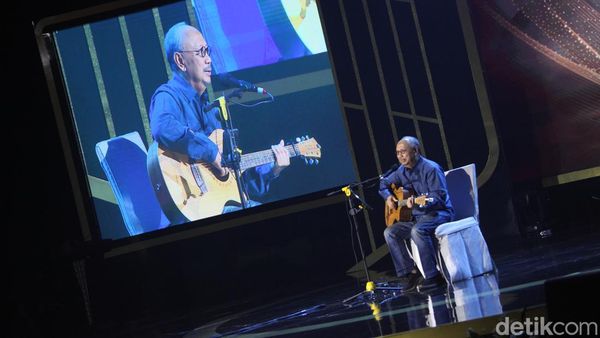 Ebiet G Ade Nyanyikan Titip Rindu buat Ayah di Hoegeng Awards 2023