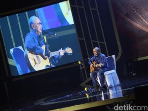 Ebiet G Ade Nyanyikan Titip Rindu buat Ayah di Hoegeng Awards 2023