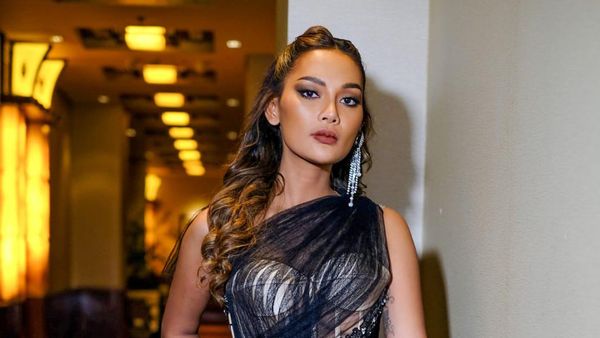 Seksinya Erika Carlina yang Pakai Gaun Hitam Transparan