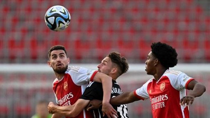 (L-R) Arsenals Italian midfielder Jorginho, Nuernbergs German forward Lukas Schleimer and Arsenals English midfielder Myles Lewis-Skelly vie for the ball during the pre-season friendly football match FC Nuernberg vs FC Arsenal in Nuremberg, on July 13, 2023. (Photo by CHRISTOF STACHE / AFP)