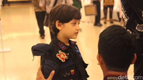 Cicit Hoegeng saat menggunakan baju Brimob