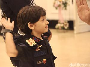 Gemasnya Cicit Hoegeng Saat Pakai Baju Brimob