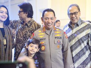 Senangnya Cicit Hoegeng Bisa Bertemu-Beri Hadiah ke Kapolri