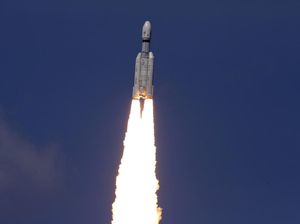 Momen Peluncuran Roket India untuk Eksplorasi Permukaan Bulan Momen Peluncuran Roket India untuk Eksplorasi Permukaan Bulan