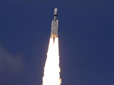 Momen Peluncuran Roket India untuk Eksplorasi Permukaan Bulan
