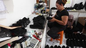 Intip Produksi Ribuan Sepatu Gratis Untuk Pelajar di Surabaya