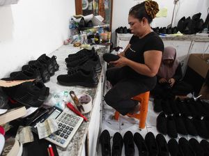 Intip Produksi Ribuan Sepatu Gratis Untuk Pelajar di Surabaya