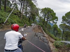 Jalanan di India Longsor Imbas Hujan Deras, Begini Penampakannya