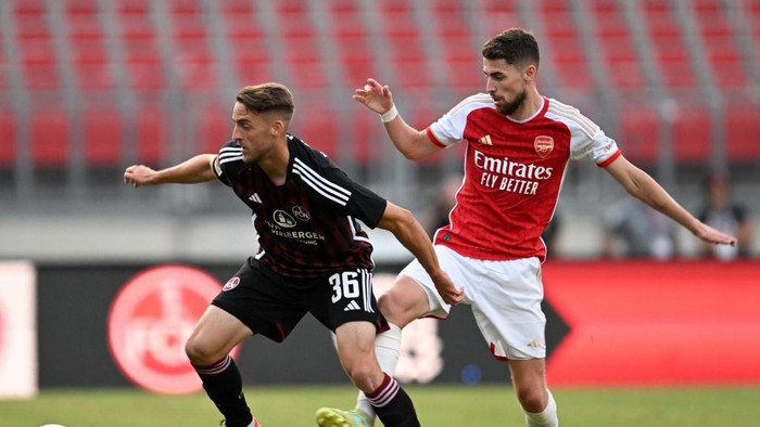 Nuernbergs German forward Lukas Schleimer (L) and Arsenals Italian midfielder Jorginho vie for the ball during the pre-season friendly football match FC Nuernberg vs FC Arsenal in Nuremberg, on July 13, 2023. (Photo by CHRISTOF STACHE / AFP)