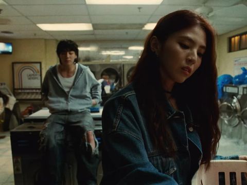 Jungkook BTS dan Han So Hee di MV 'Seven'