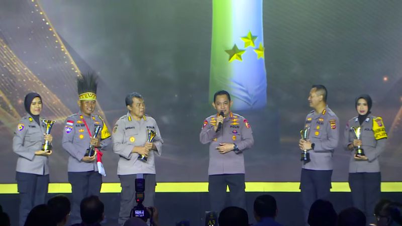 Kapolri Jenderal Listyo Sigit Prabowo berbincang langsung kepada lima polisi yang mendapatkan penghargaan Hoegeng Awards 2023. Dia mengaku bangga kepada para pemenang dan polisi-polisi lain yang terus berdedikasi dan mengabdikan diri kepada negara. (YouTube Humas Polri)