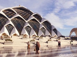 Catat! Ini Jadwal Pembersihan Masjid Al Jabbar Bandung