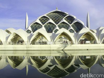 Potret Megahnya Masjid Al Jabbar Karya Ridwan Kamil