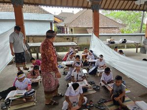Sekolah Dibongkar, Siswa SDN Manduang Bali Belajar di Balai Banjar Sekolah Dibongkar, Siswa SDN Manduang Bali Belajar di Balai Banjar