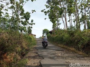 Netizen Sambat ke Gibran soal Jalan Rusak di Nguntoronadi Wonogiri