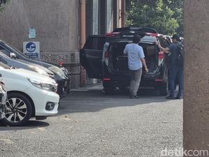 KPK Geledah Kantor PTPN XI Surabaya KPK Geledah Kantor PTPN XI Surabaya