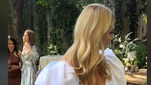 Gaya Kondangan Wanita yang Viral Dihujat, Sampai Bikin Pengantin Marah