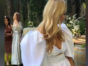 Gaya Kondangan Wanita yang Viral Dihujat, Sampai Bikin Pengantin Marah Gaya Kondangan Wanita yang Viral Dihujat, Sampai Bikin Pengantin Marah