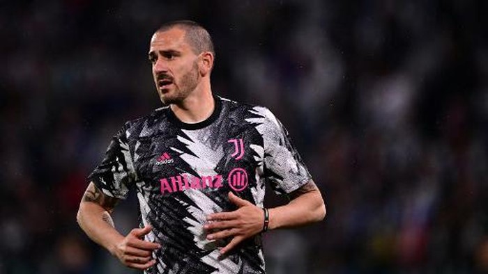 Juventus Italian defender Leonardo Bonucci warms up prior to the UEFA Europa League semi-final first leg football match between Juventus and Sevilla on May 11, 2023 at the Juventus stadium in Turin. (Photo by Marco BERTORELLO / AFP)