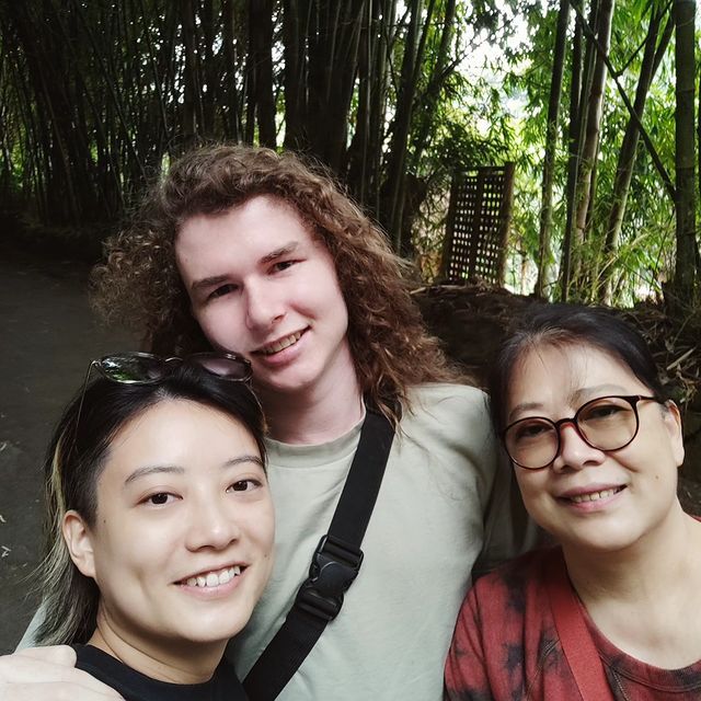 Leony Trio Kwek Kwek dan Pacar Bule