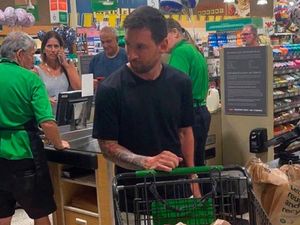 Messi Santai Belanja Bareng Keluarga di Amerika
