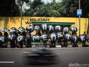 Massa Berpayung Tolak UU Kesehatan di Kantor Kemenkes Massa Berpayung Tolak UU Kesehatan di Kantor Kemenkes