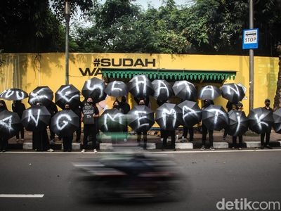 Massa Berpayung Tolak UU Kesehatan di Kantor Kemenkes
