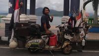 Menjelajah Indonesia Timur dengan Vespa Tua