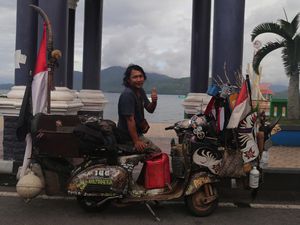 Menjelajah Indonesia Timur dengan Vespa Tua Menjelajah Indonesia Timur dengan Vespa Tua