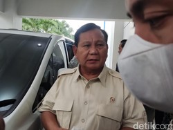 Menhan Prabowo Jenguk Cak Nun di RSUP Dr Sardjito, Doakan Segera Sembuh