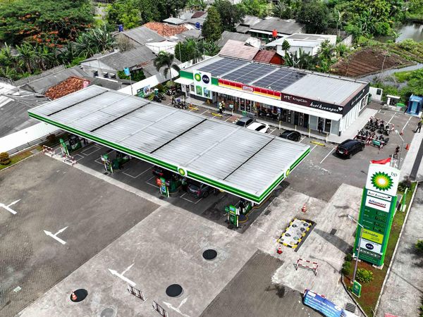 Menuju Zero Emisi, SPBU Pasang Panel Surya di Atap